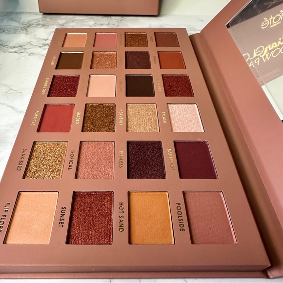 Ciatè Brazilian Glow Eyeshadow Palette
24-Pan Eyeshadow Palette - Picture 11 of 16